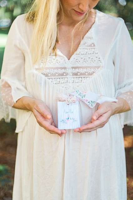 Romantic feminine maternity photos