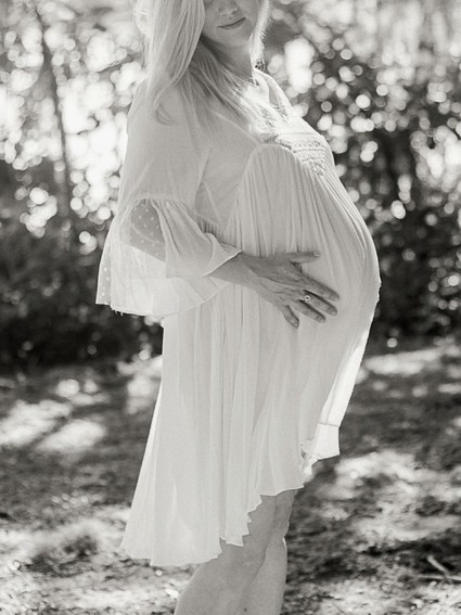 Romantic feminine maternity photos