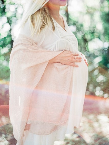 Romantic feminine maternity photos