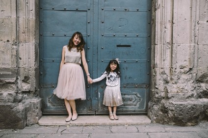 Family maternity photos in Barcelona