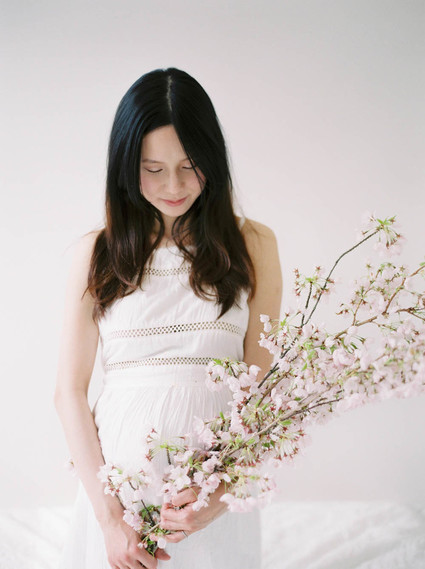 minimal spring maternity photos
