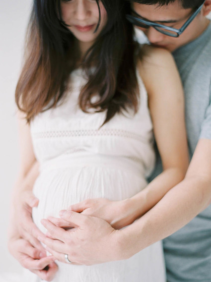 minimal spring maternity photos