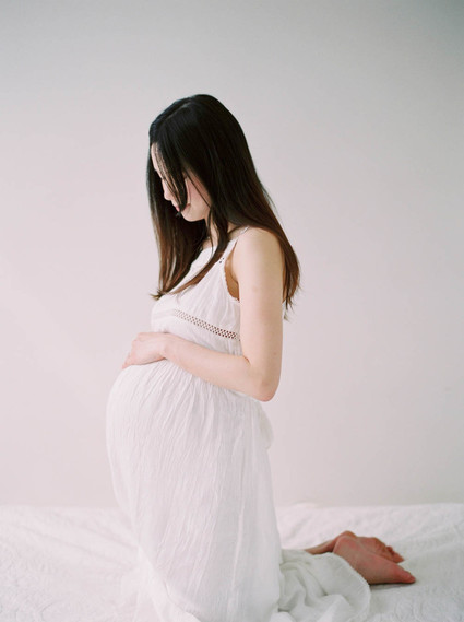 minimal spring maternity photos