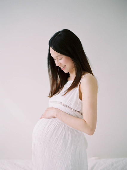 minimal spring maternity photos