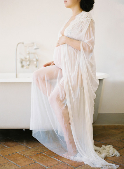 Romantic maternity photos in Italy