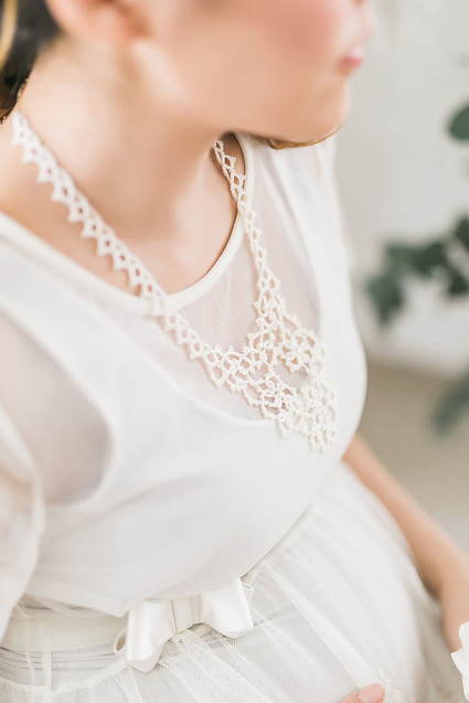 elegant, feminine styled maternity photos