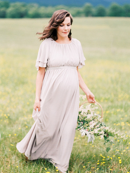 Meadow maternity photos Inspiration