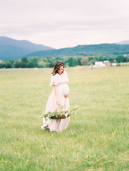 Meadow maternity photos