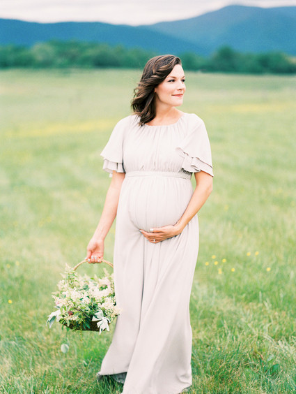 Meadow maternity photos Inspiration