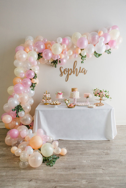 dessert table balloon installation Inspiration