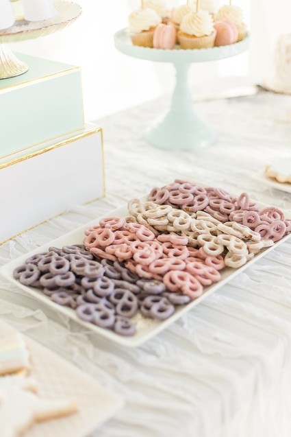 pastel dessert table
