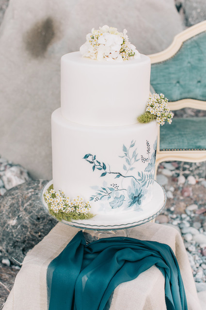 white wedding cake for italian elopement