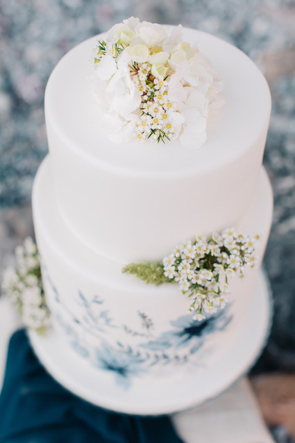 white wedding cake for italian elopement