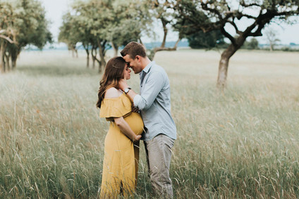 Late summer maternity photos in Germany