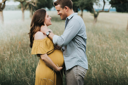 Late summer maternity photos in Germany