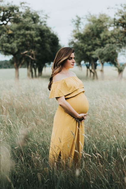 Late summer maternity photos in Germany