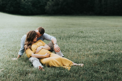 Late summer maternity photos in Germany