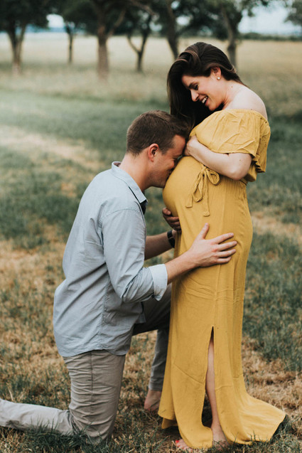 Late summer maternity photos in Germany