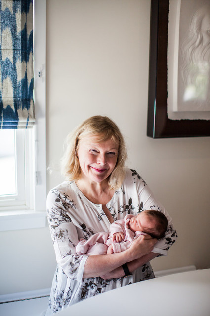 lifestyle newborn photos in Los Angeles