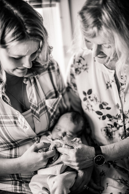 lifestyle newborn photos in Los Angeles