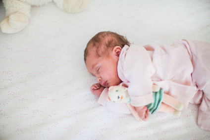 lifestyle newborn photos in Los Angeles