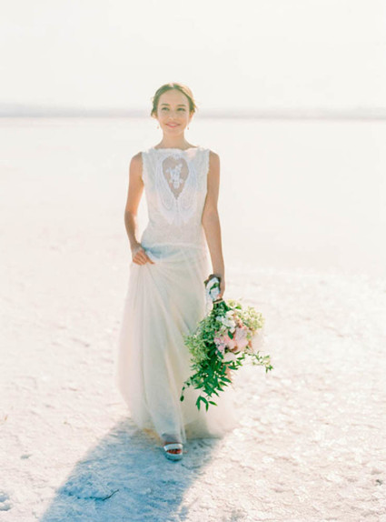 Fancy elopement inspiration at La Laguna Rosa de Torrevieja in Spain