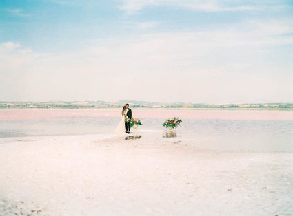 Fancy elopement inspiration at La Laguna Rosa de Torrevieja in Spain Inspiration