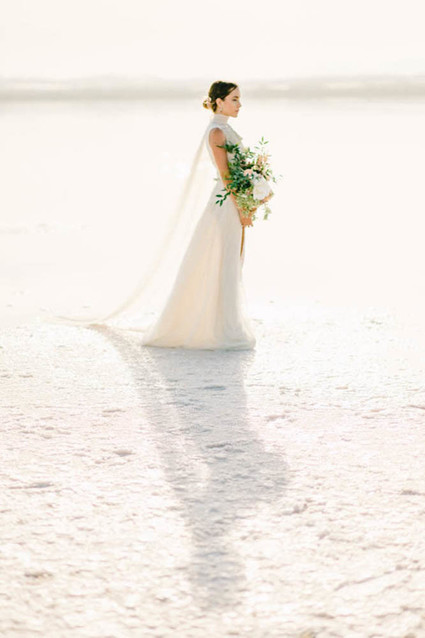 Fancy elopement inspiration at La Laguna Rosa de Torrevieja in Spain Inspiration