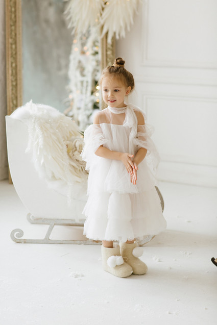 White and gold Christmas wonderland decor ideas