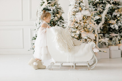 White and gold Christmas wonderland decor ideas