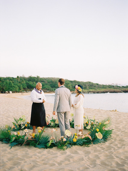Tropical ceremony decor