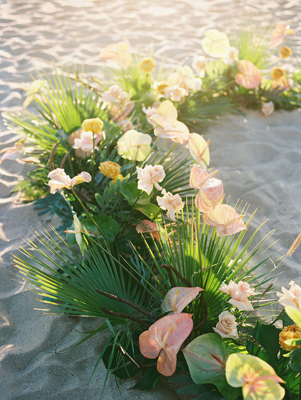 Tropical ceremony decor