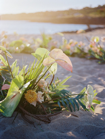 Tropical ceremony decor