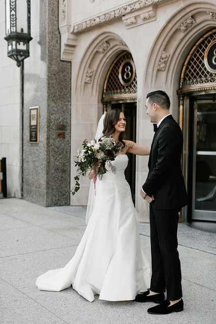 Modern winter Chicago wedding at the Chicago Athletic Association