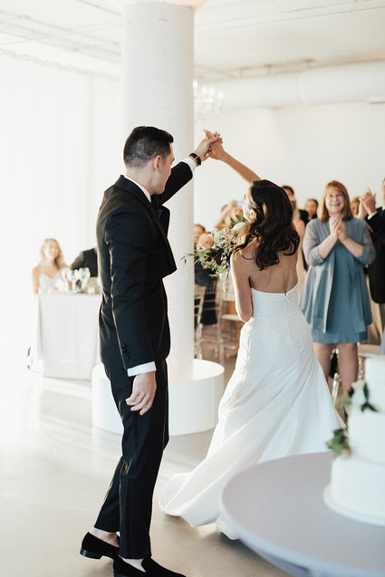 Modern winter Chicago wedding at the Chicago Athletic Association