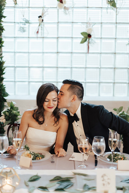 Modern winter Chicago wedding at the Chicago Athletic Association