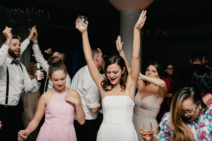 Modern winter Chicago wedding at the Chicago Athletic Association