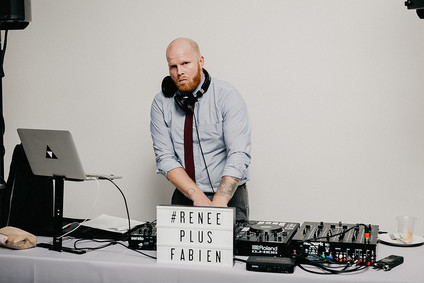 Modern winter Chicago wedding at the Chicago Athletic Association