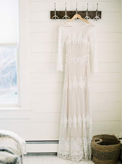 Feminine neutral wedding ideas at Foxfire Mountain House in the Catskills