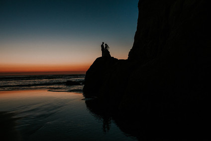 Romantic Oregon coast anniversary shoot
