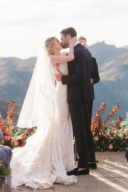 Romantic bright California wedding at Malibu Rocky Oaks