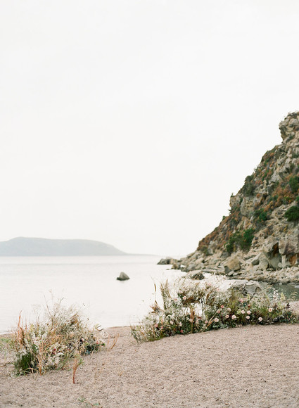 Rustic modern beach elopement ideas in Greece