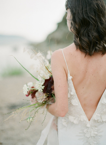 Rustic modern beach elopement ideas in Greece
