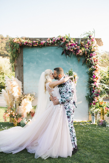 Stylish, whimsical, floral wedding at De Tierra Vineyards