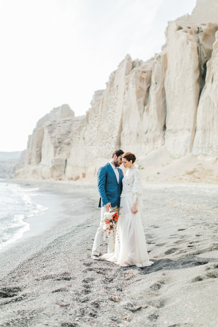 Vibrant beachy wedding editorial in Santorini
