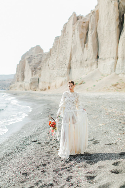 Vibrant beachy wedding editorial in Santorini