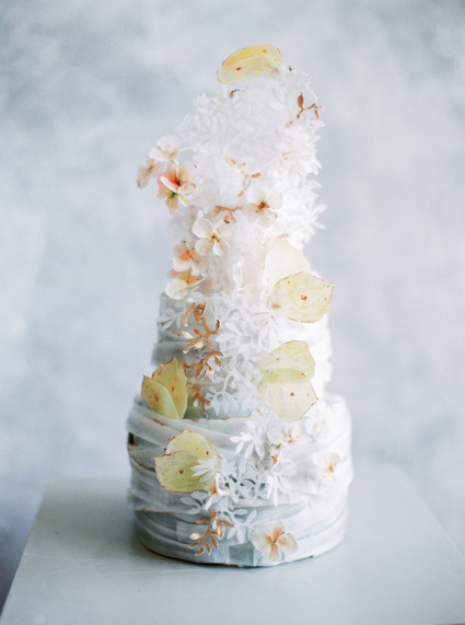 Modern summer wedding inspiration in yellow tones