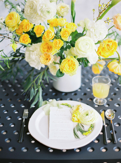 Modern summer wedding inspiration in yellow tones
