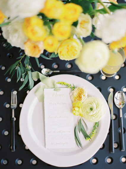 Modern summer wedding inspiration in yellow tones