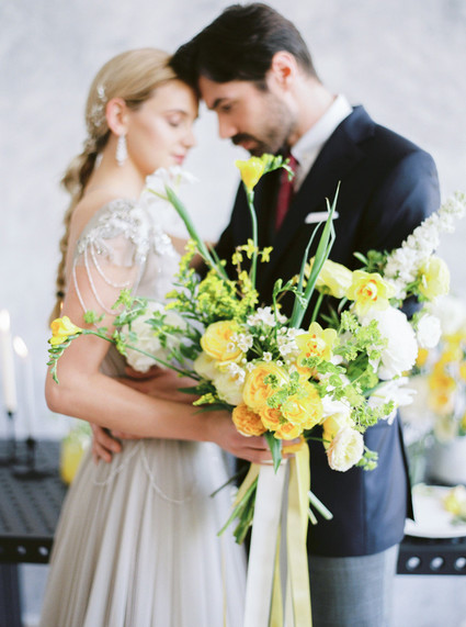 Modern summer wedding inspiration in yellow tones